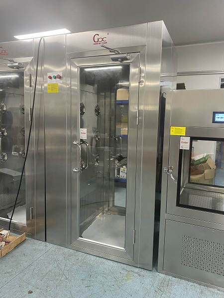 不銹鋼風(fēng)淋室的壽命及延長(zhǎng)使用的方法-廣州坤靈凈化設(shè)備有限公司(圖1)