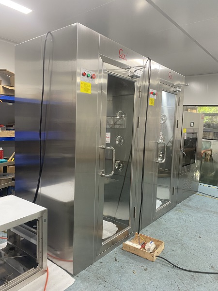 不銹鋼風(fēng)淋室的壽命及延長(zhǎng)使用的方法-廣州坤靈凈化設(shè)備有限公司(圖2)